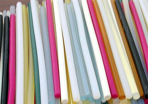 Ákvarðar litur bráðnarlíms frammistöðu þess?