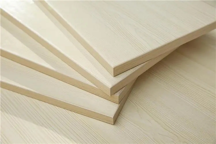 Val á heitbræðslulími í kantbandaiðnaði fyrir pallborðshúsgögn.